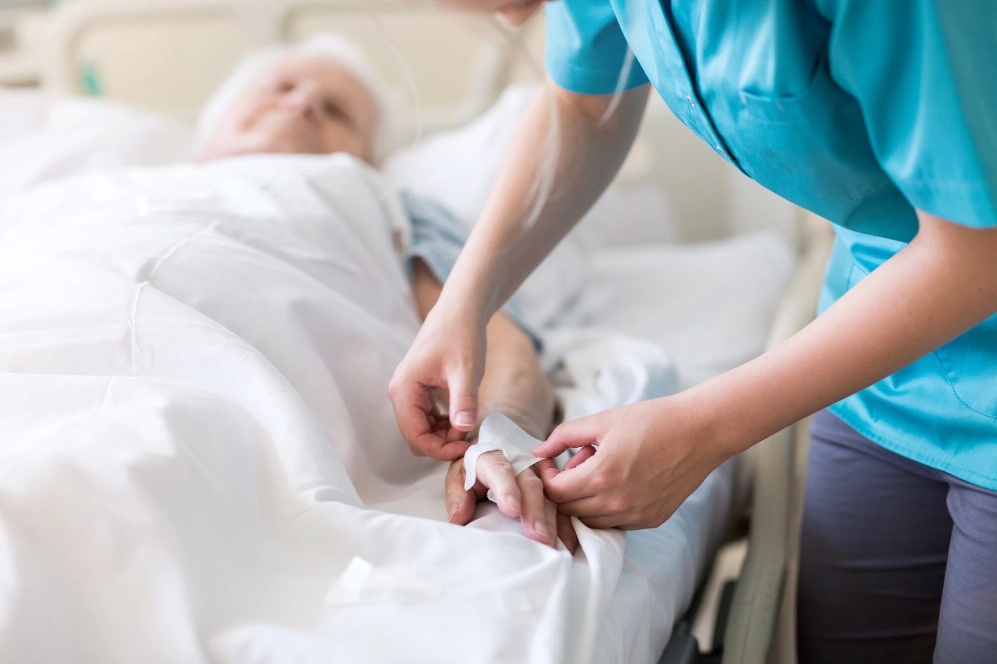 Operatrice prepara la terapia domiciliare di una persona assistita a Perugia